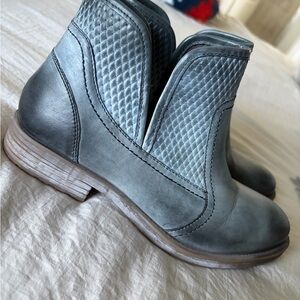 Roan by bed Stu Black and Gray ankle booties leather size 8